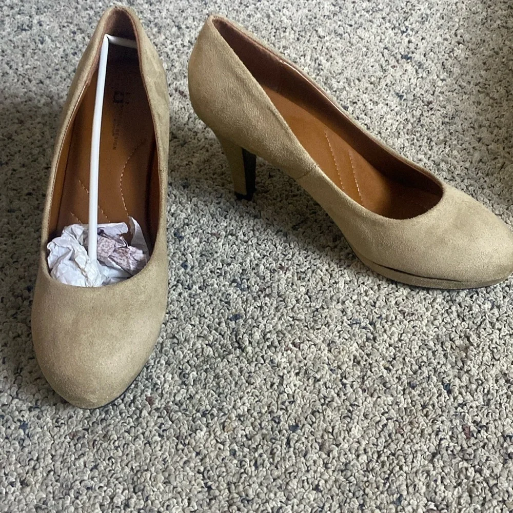 Boston Design Studio Warm Sand Color Heels Pumps Sz 8.5 NIB - Picture 1 of 6